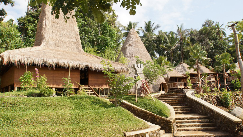 Barisan rumah adat dengan atap tinggi dari jerami yang ada di Taman Nusa, Bali.